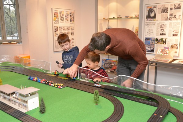 Schnelle Slotcars auf der kleinen Carrera-Rennbahn