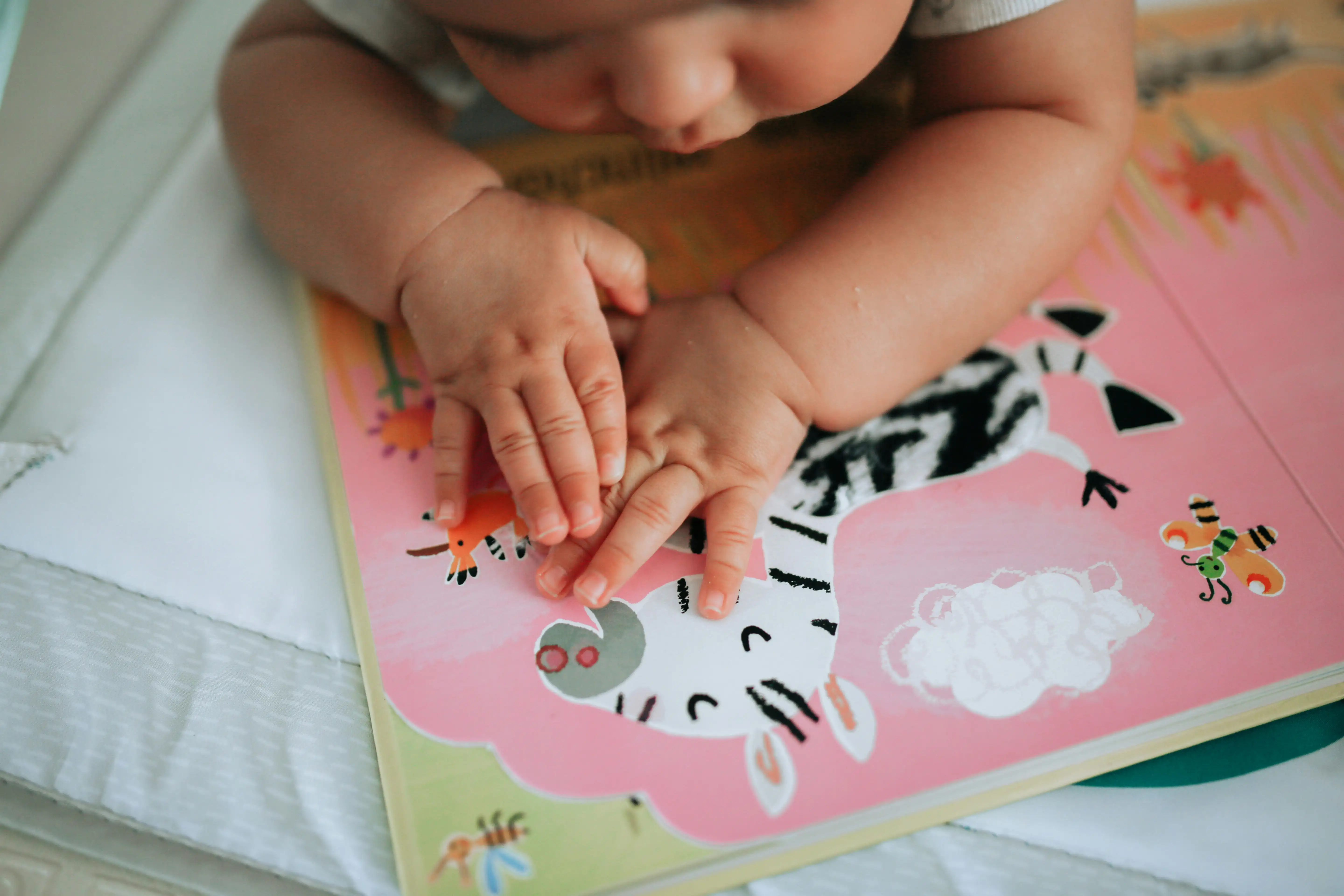 Bébé à la bibliothèque à la Bibliothèque Jeunesse