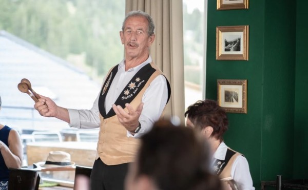 ABENDESSEN BEIM SONNENUNTERGANG MIT SCHWEIZER FOLKLORE-MOTIV