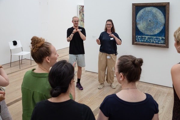 Besuch der Ausstellung in Gebärdensprache