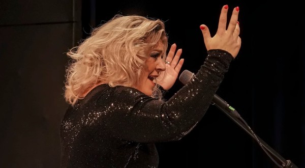 Naďa Válová mit Begleitung des Klaviers von Martin Rufer
