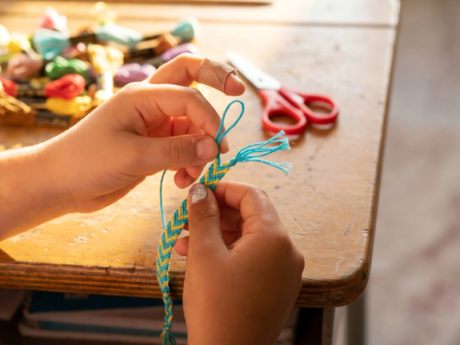 "Plai a mi": Armband-Atelier in Brigels